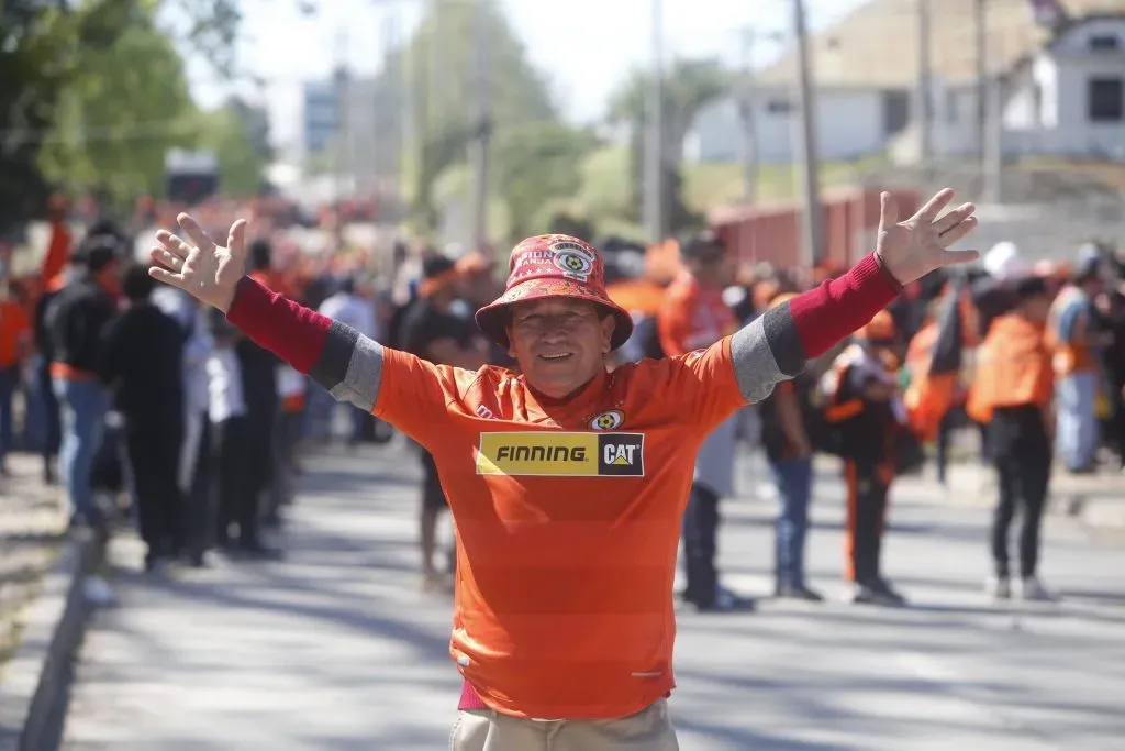 Hinchas de Cobreloa  son fotografiados antes del partido de Primera B contra Rangers (Photosport)