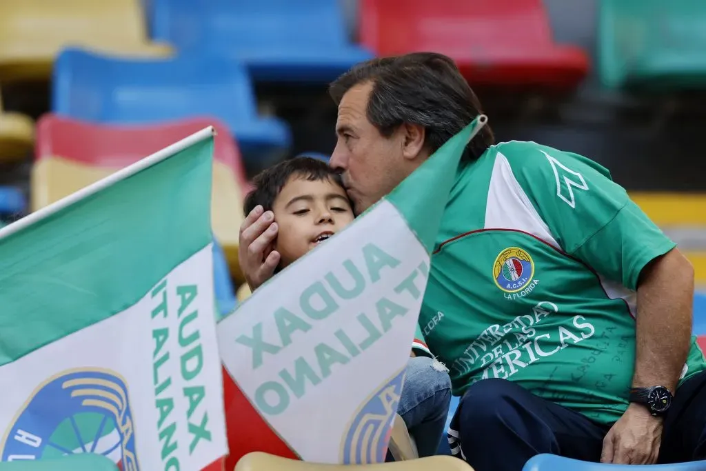 Hinchas apoyando a Audax en el estadio Bicentenario de La Florida (Photosport)