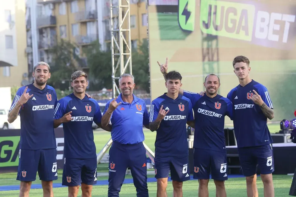 Los cachitos de la U que simbolizan al Bulla (Photosport)