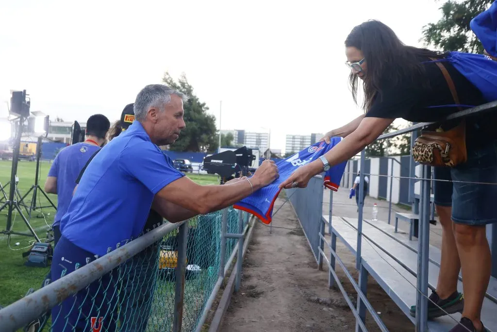 Los hinchas de la U le dieron una cálida bienvenida a Gustavo Álvarez. | Foto: Karin Pozo / Aton Chile