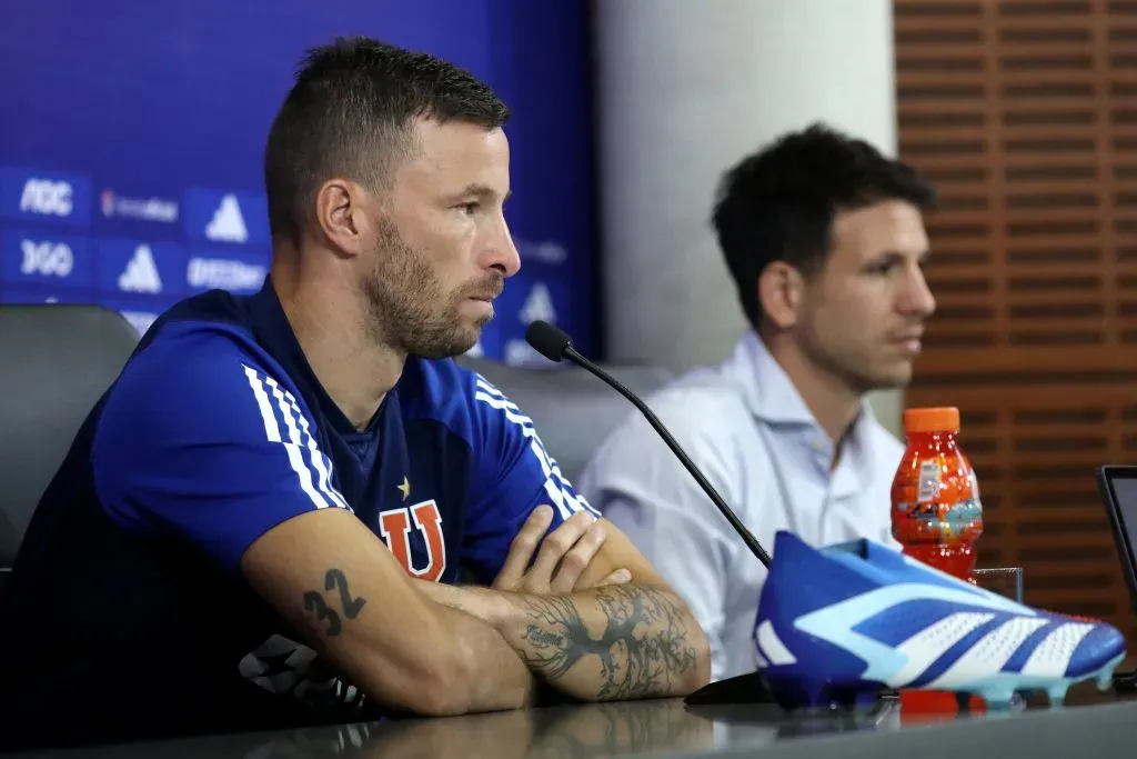 El jugador fue presentado esta jornada en el Centro Deportivo Azul. Foto: Javier Salvo/Photosport