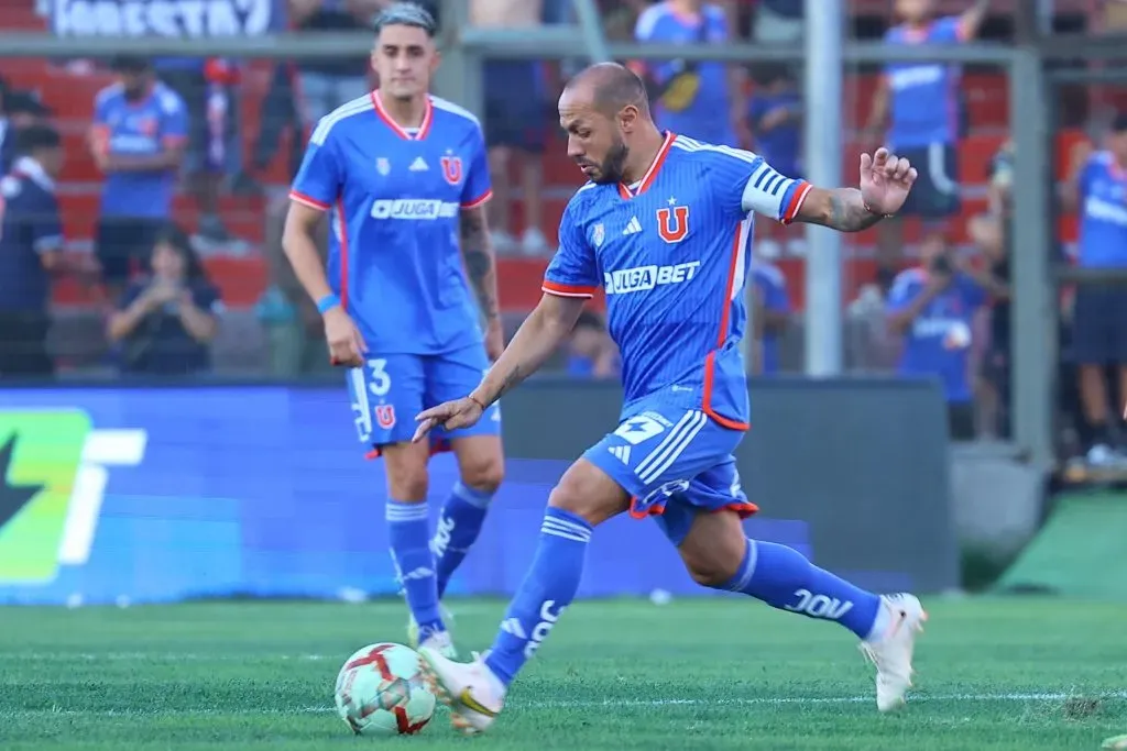 Marcelo Díaz volvió a jugar por la U después de 11 años de recorrido por el mundo. Foto: Photosport.