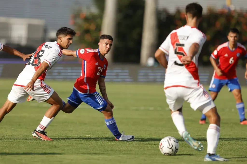 Julián Alfaro en acción ante Perú. Fue titular, aunque lo reemplazó Gonzalo Tapia. (Jesús Vargas/Photosport).