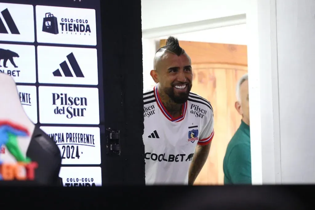 Arturo Vidal entra en la sala de prensa del estadio Monumental para ser presentado como refuerzo de Colo Colo.