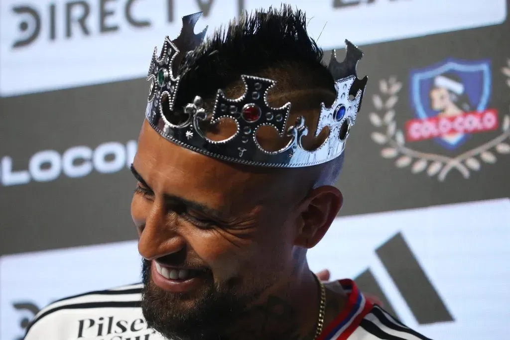 Vidal sonríe en su presentación en Colo Colo