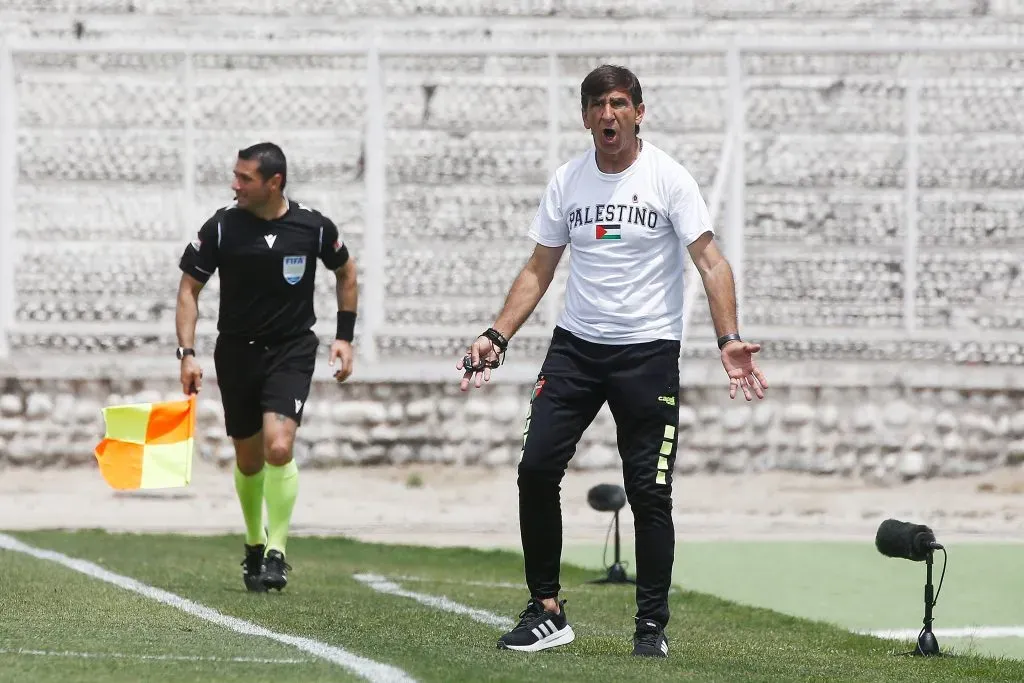 Gustavo Costas también lo hacía en Palestino. Foto: Jonnathan Oyarzun/Photosport