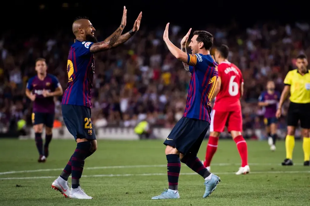 Una de las celebraciones entre Lionel Messi y Arturo Vidal. (Alex Caparros/Getty Images).