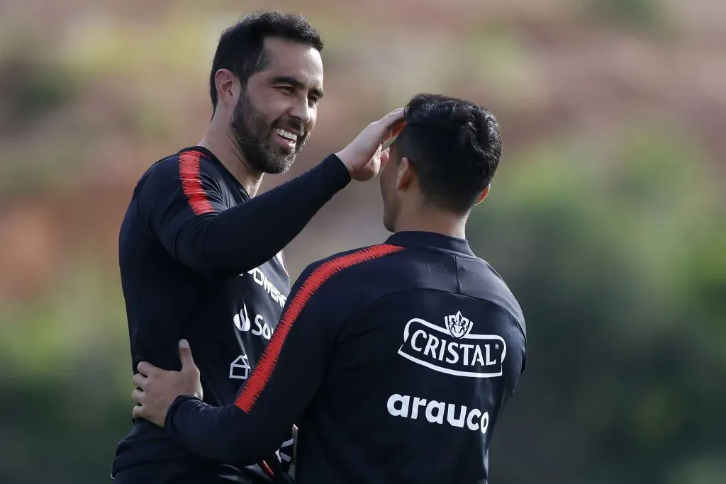 Alexis Sánchez y Claudio Bravo en un entrenamiento de la Roja durante 2019. (Andrés Piña/Photosport).