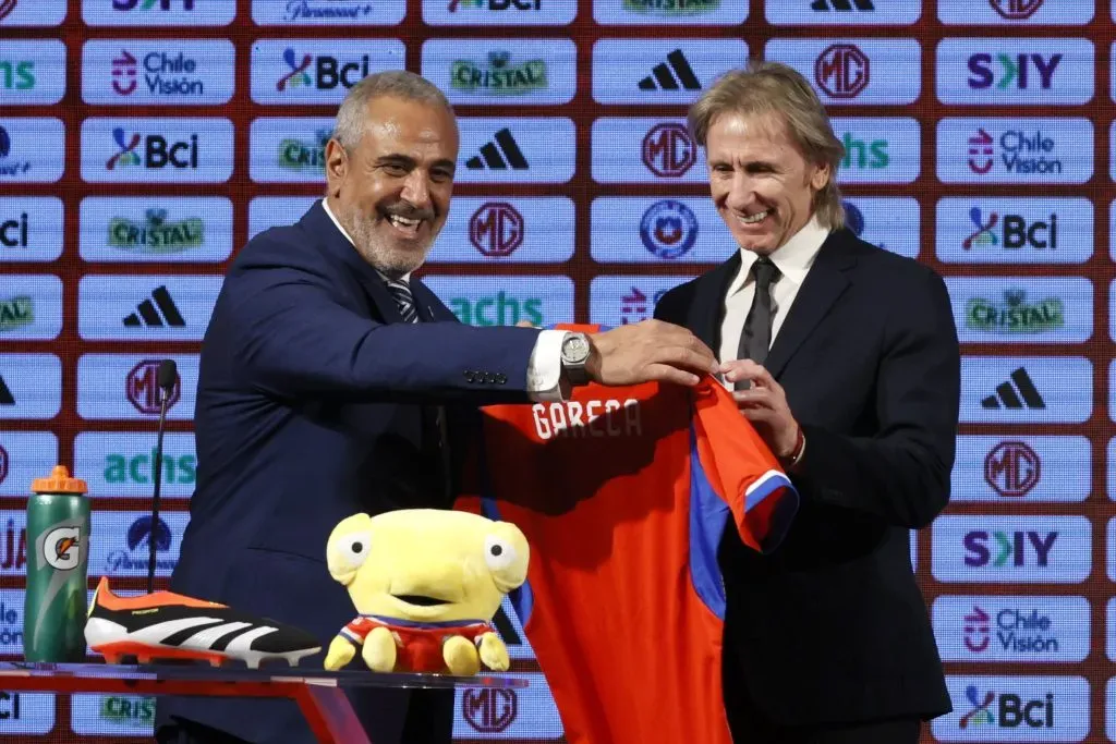 Pablo Milad y Ricardo Gareca muy sonrientes en la presentación del Tigre como DT de la Roja.  (Dragomir Yankovic/Photosport).