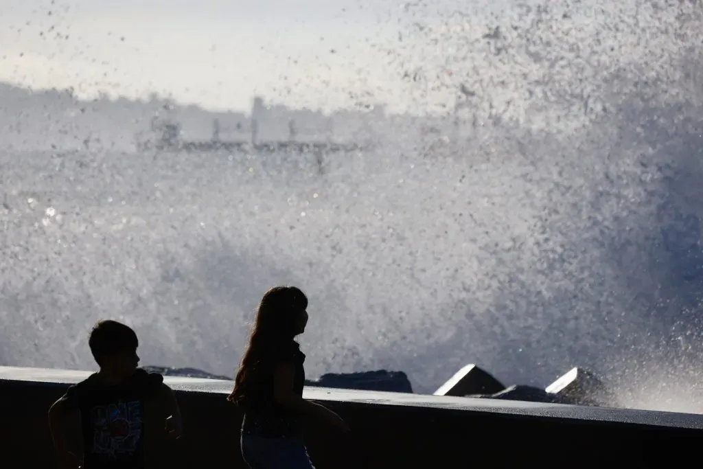 Vina del Mar, 5 de enero de 2024.
Personas se acercan al borde costero durante una jornada en que la Armada emitio una alerta por marejadas anormales desde Arica a Constitucion.
Andres Pina/Aton Chile