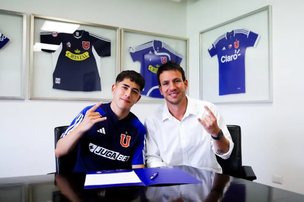 Flavio Moya firmó en la semana su contrato como profesional. Foto: U. de Chile.