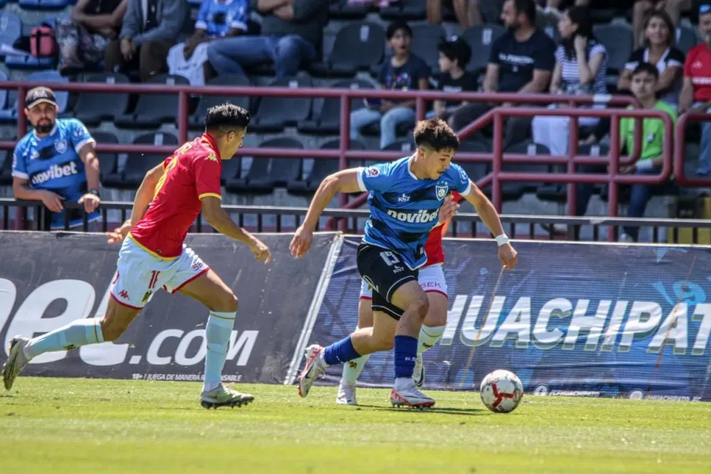 Lucas Velásquez en acción con Huachipato ante Unión Española (Comunicaciones Huachipato)