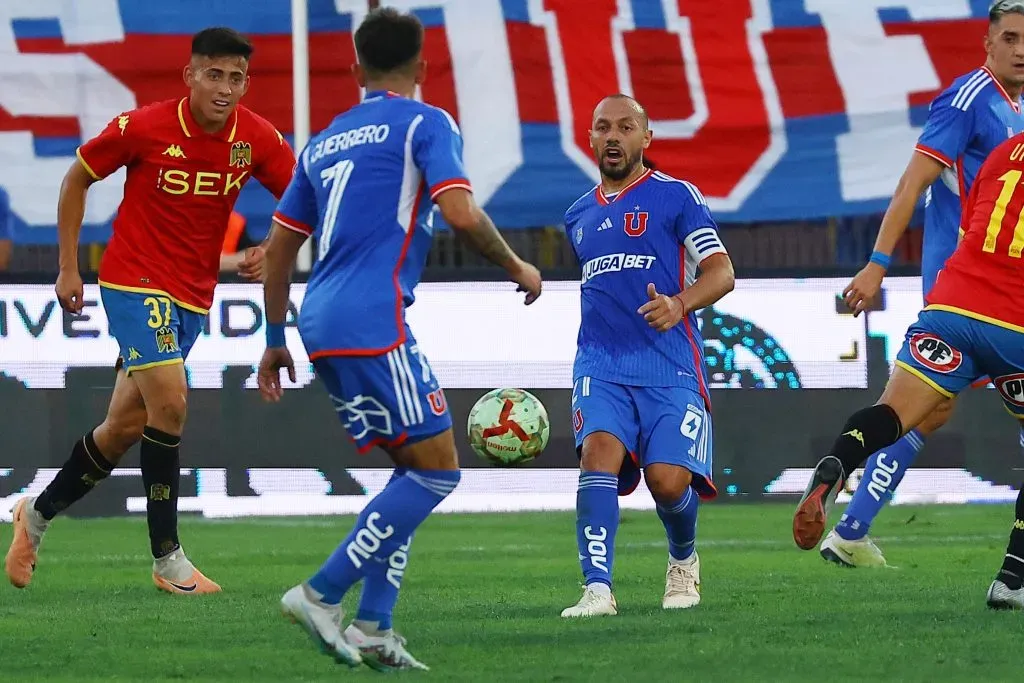 Gustavo Álvarez define a Marcelo Díaz como capitán de la U. Foto: Marcelo Hernandez/Photosport