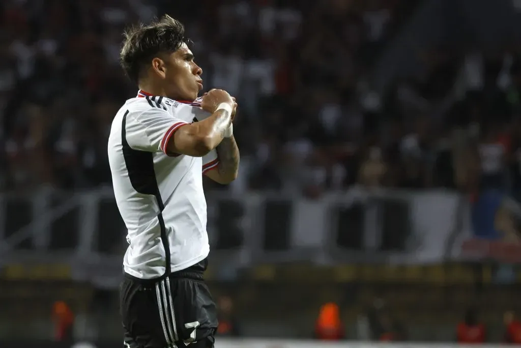 Carlos Palacios marcó un golazo de tiro libre y besó el escudo de Colo Colo ante rumores de salida a Boca Juniors. Foto: Photosport.