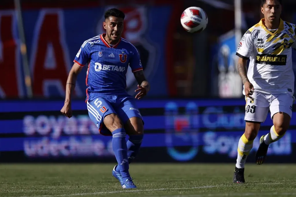 Emmnuel Ojeda alterna con Marcelo Díaz un trabajo estratégico con la línea de defensas. Foto: Andres Pina/Photosport