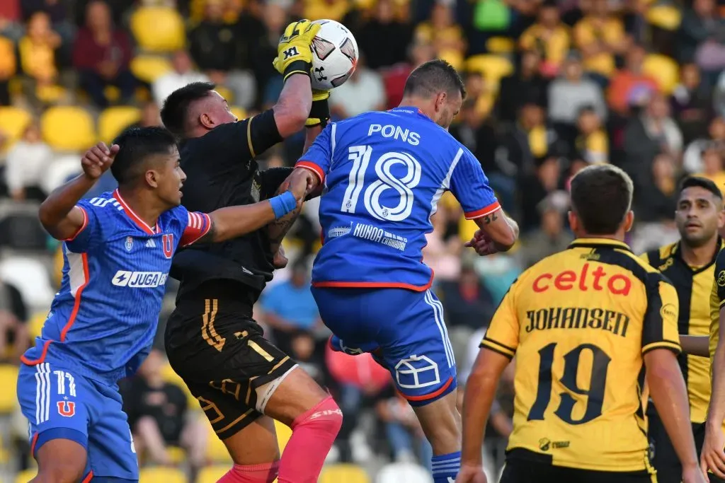 Los hinchas azules no le perdonan su paso por Colo Colo. Foto: Alejandro Pizarro Ubilla/Photosport