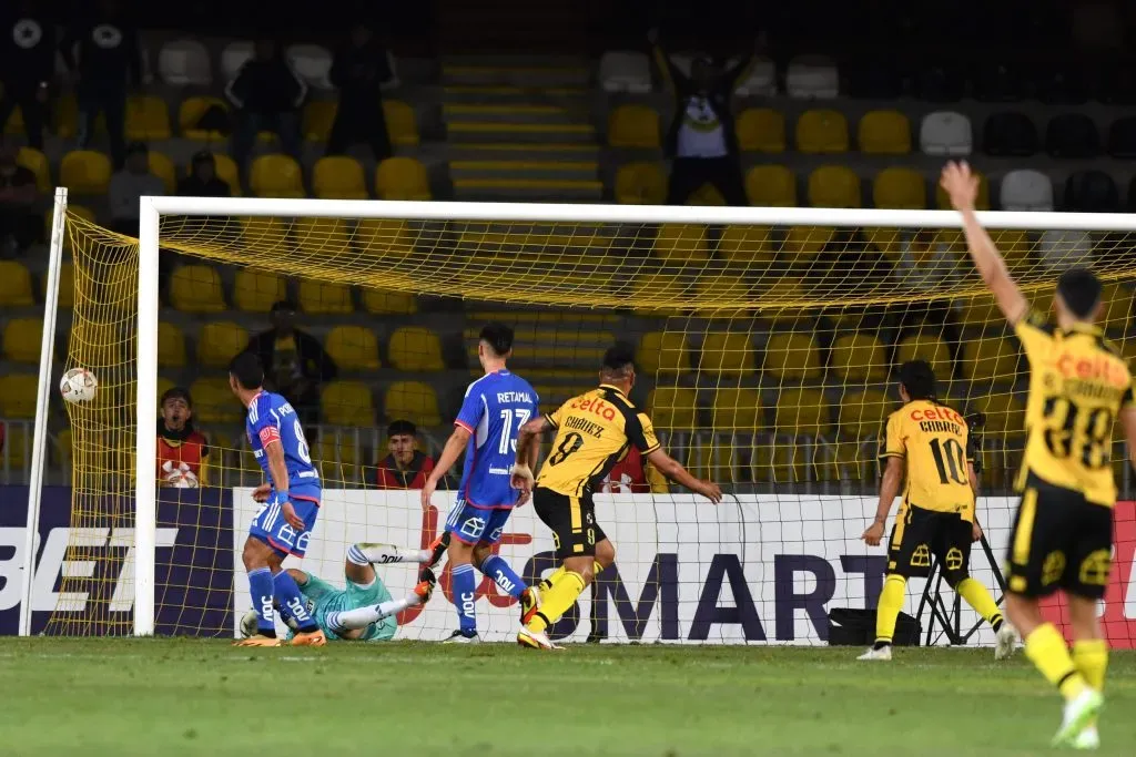 El gol de Andrés Chávez desnuda falencias defensivas de la U. Foto: Alejandro Pizarro Ubilla/Photosport