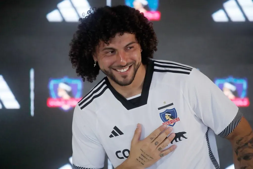 Maximiliano Falcón modeló la nueva camiseta de Colo Colo para el 2024. Foto: Photosport.