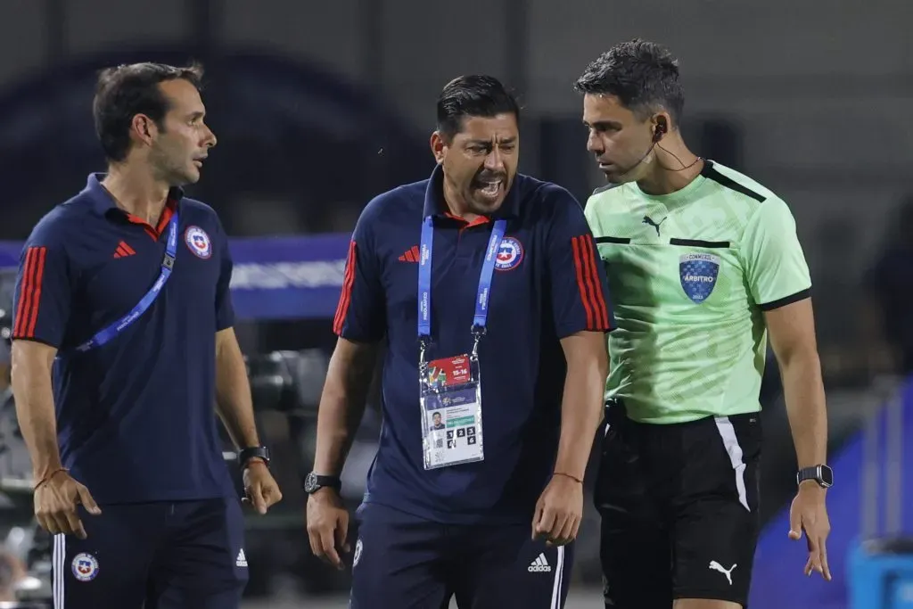 Córdova molesto con el arbitraje en la goleada 5-0 ante Argentina