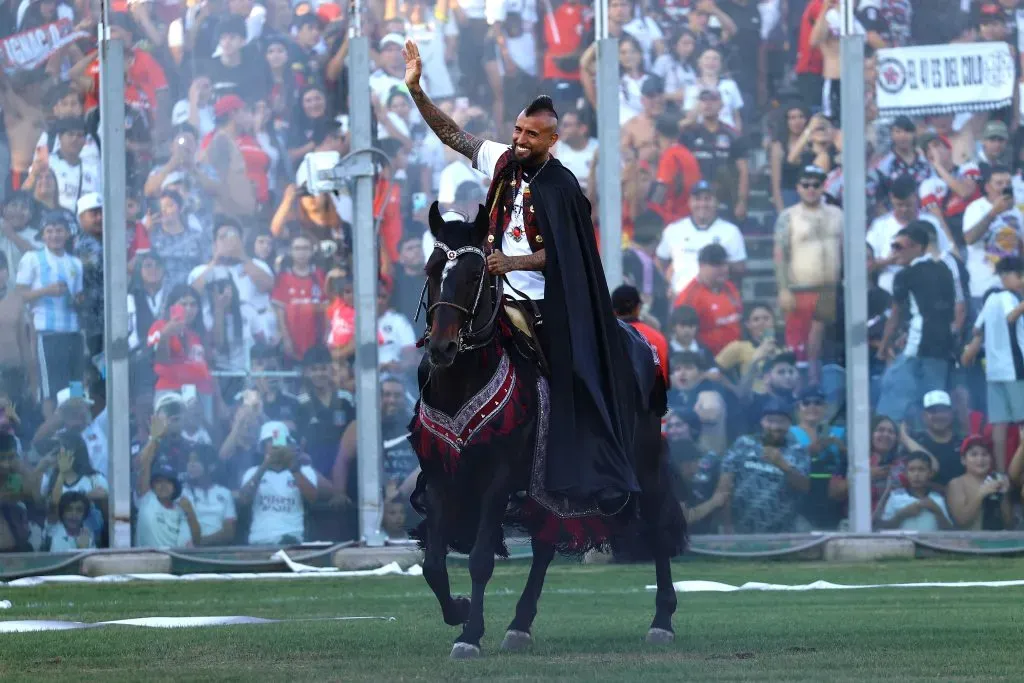 Arturo Vidal saludando a los hinchas de Colo Colo arriba del caballo (Photosport)