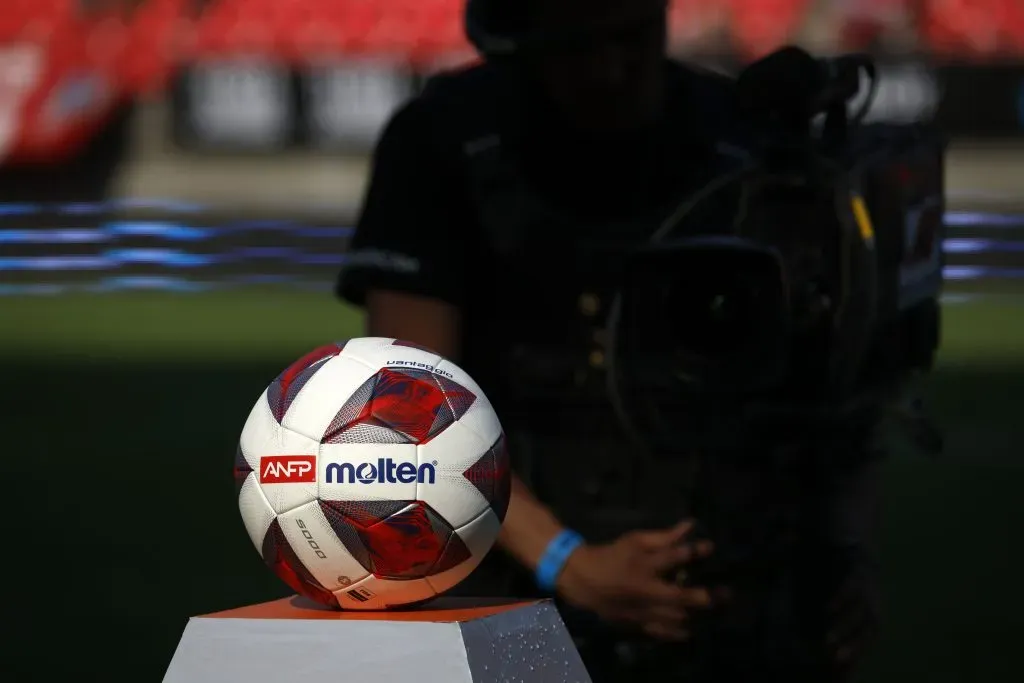 El balón podría quedar detenido en Chile. Imagen: Photosport.