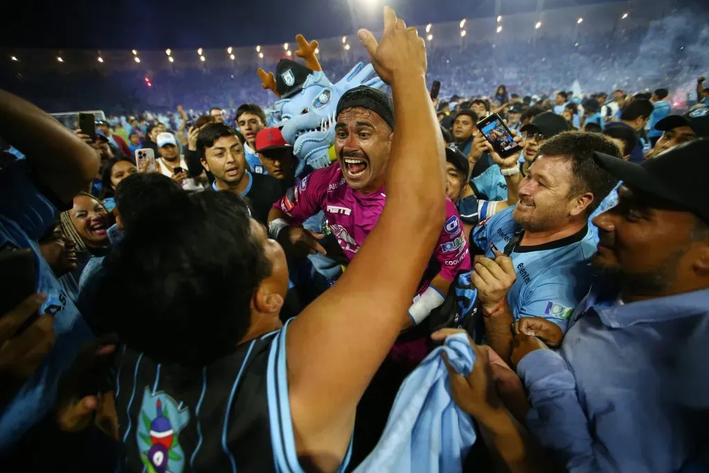 Los dragones tuvieron una invasión en la cancha luego del ascenso. Foto: Alex Diaz/Photosport