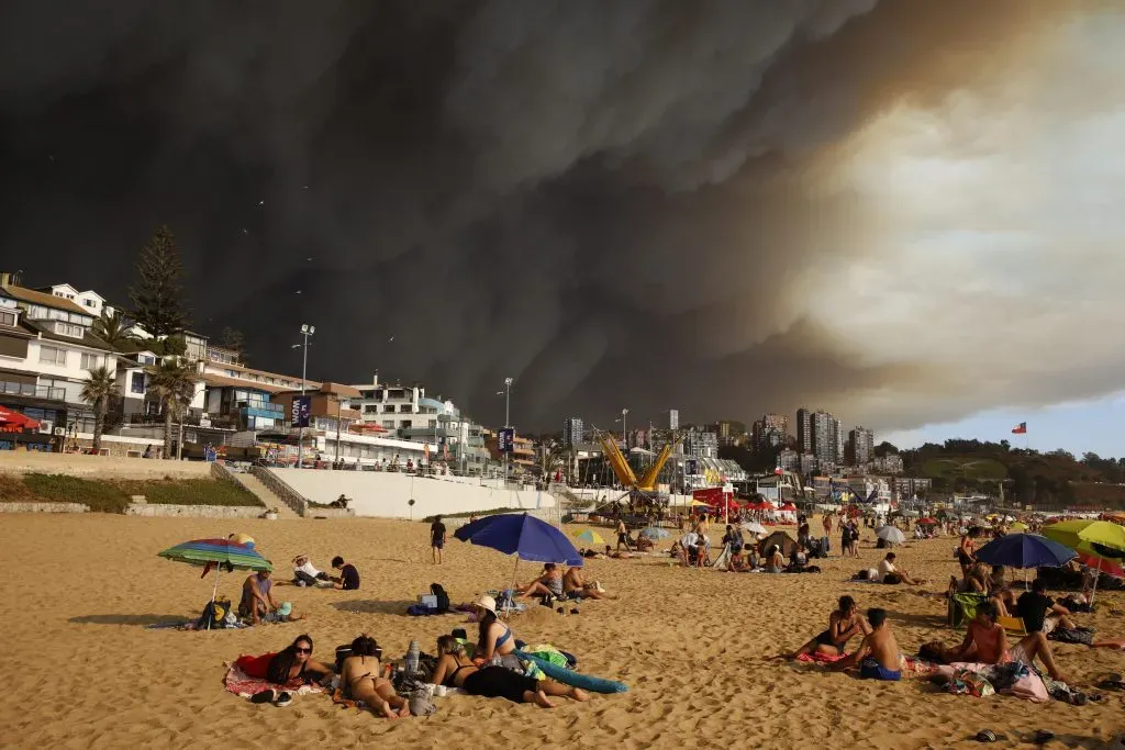 Humo de los incendios en Viña del Mar cubre el cielo en la zona.