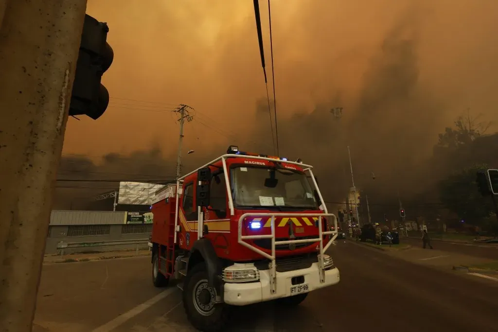 Bomberos enfrentando los incendios en la V región (Aton Chile)