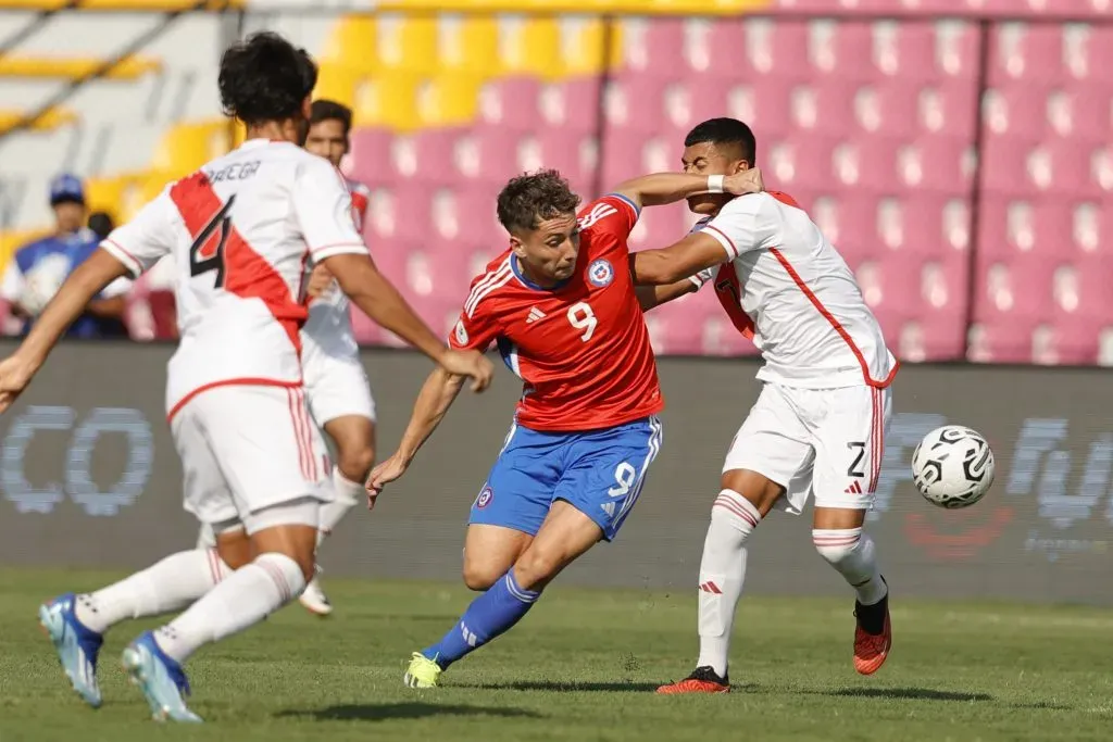 Luciano Arriagada debutó como titular en el Preolímpico, pero terminó relegado al banquillo. Foto: Photosport.