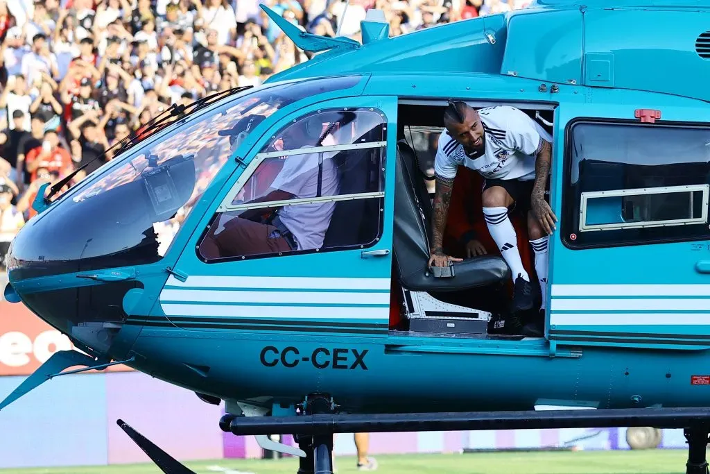 Arturo Vidal baja del helicóptero para vivir su presentación como refuerzo de Colo Colo. (Marcelo Hernandez/Photosport).