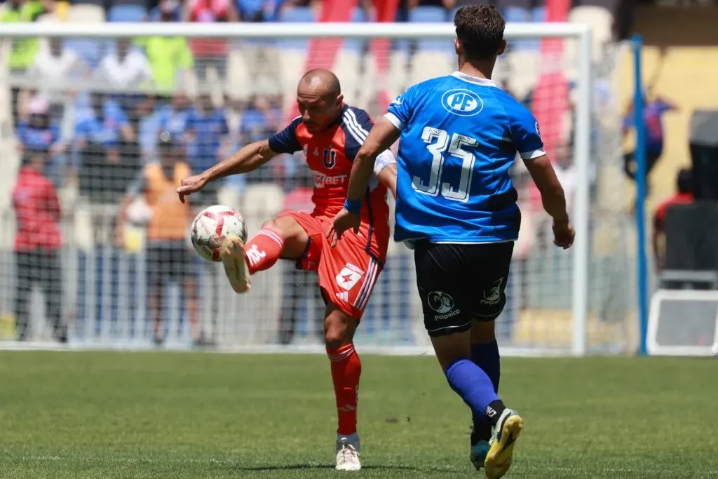 El capitán de la U debe definir el tema del paro en el camarín de la U. Foto: Eduardo Fortes/Photosport