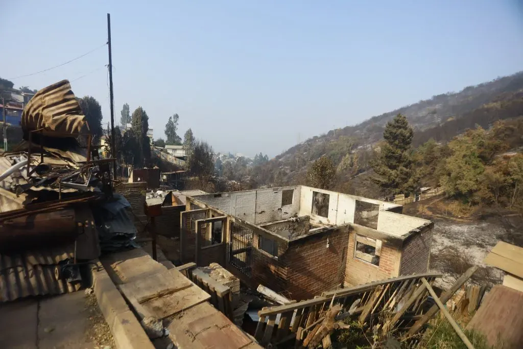 Viviendas devastadas por los incendios en la V región (Aton Chile)