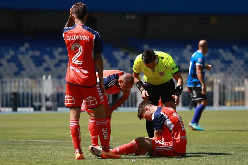 Franco Calderón y Marcelo Díaz atentos a la lesión de Juan Pablo Gómez. (Eduardo Fortes/Photosport).
