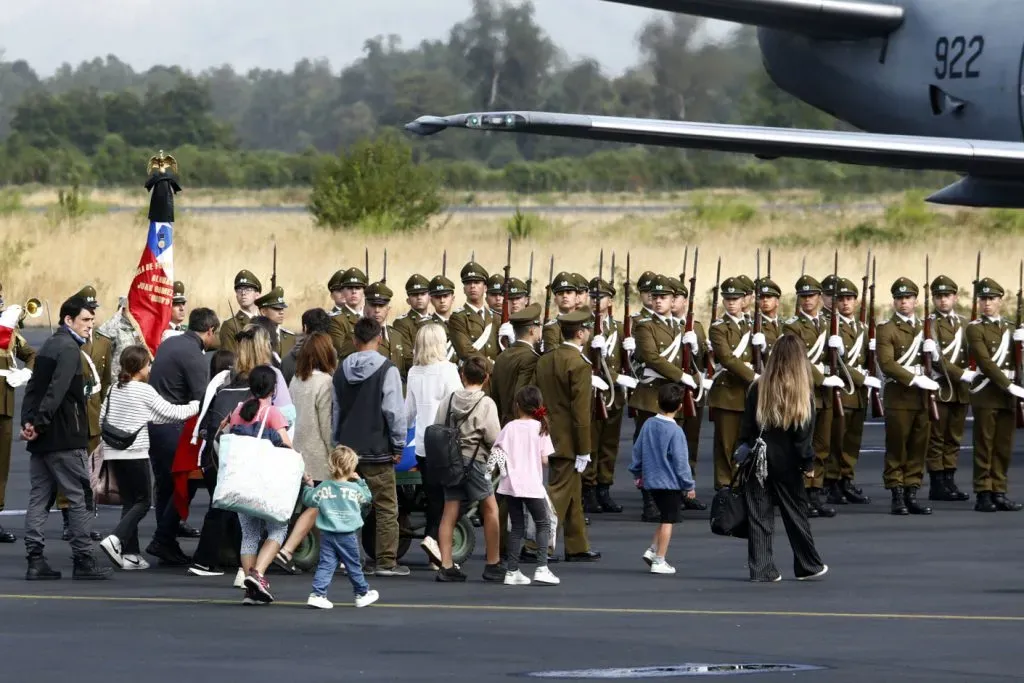 La familia del fallecido Sebastián Piñera acompaña sus restos para que sean trasladados desde el aeropuerto Pichoy al edificio del ex Congreso en la capital. (Aton Chile)