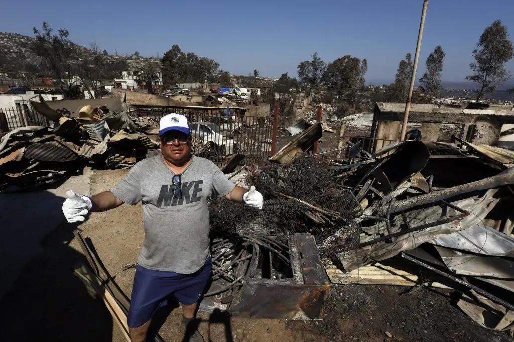 Familias damnificadas comienzan la remoción de escombros y reconstrucción de sus hogares (Aton Chile)