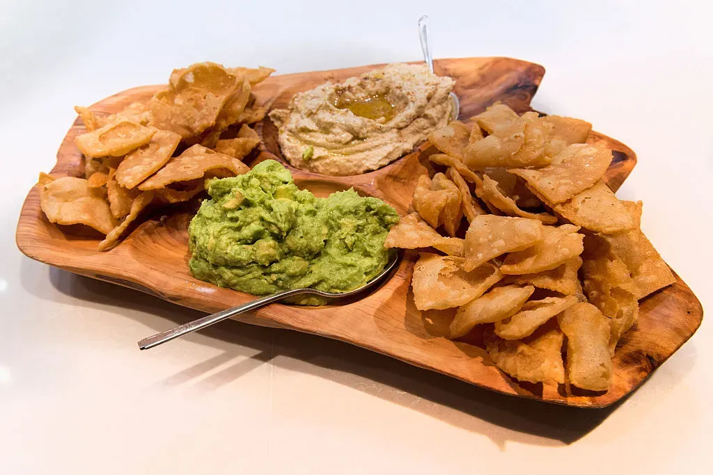 El hummus se puede utilizar en tablas de picoteos, es un perfecto adherezo para untar – Foto: Getty.