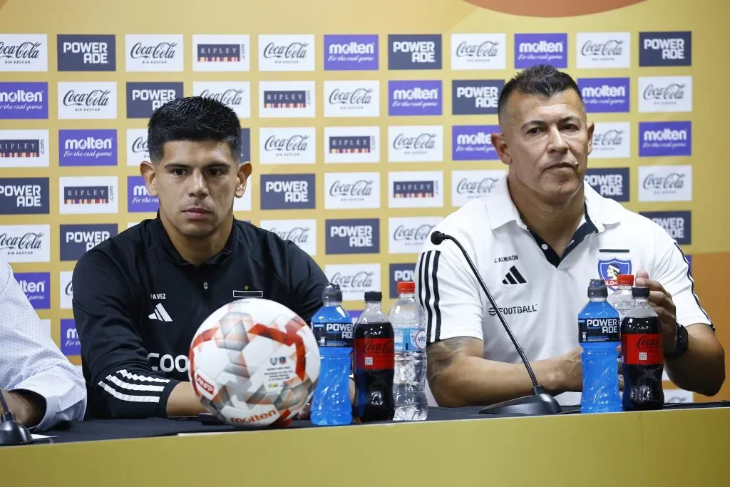 En la conferencia de la Supercopa estuvo Almirón acompañado del capitán albo, Esteban Pavez | Photosport