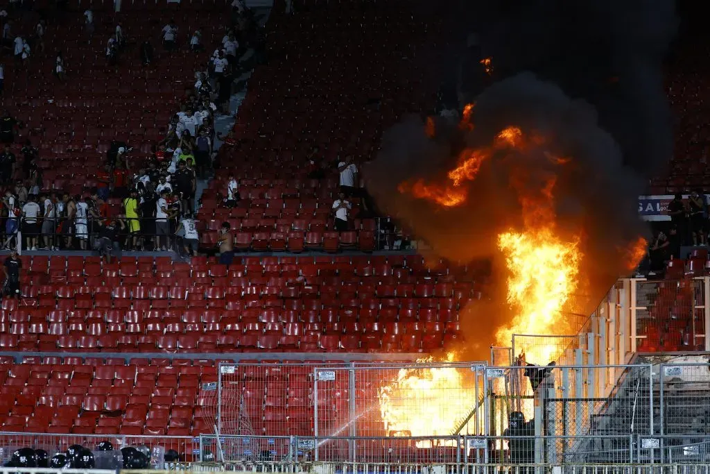 Otra imagen de las llamas en el Estadio Nacional. (Marcelo Hernandez/Photosport