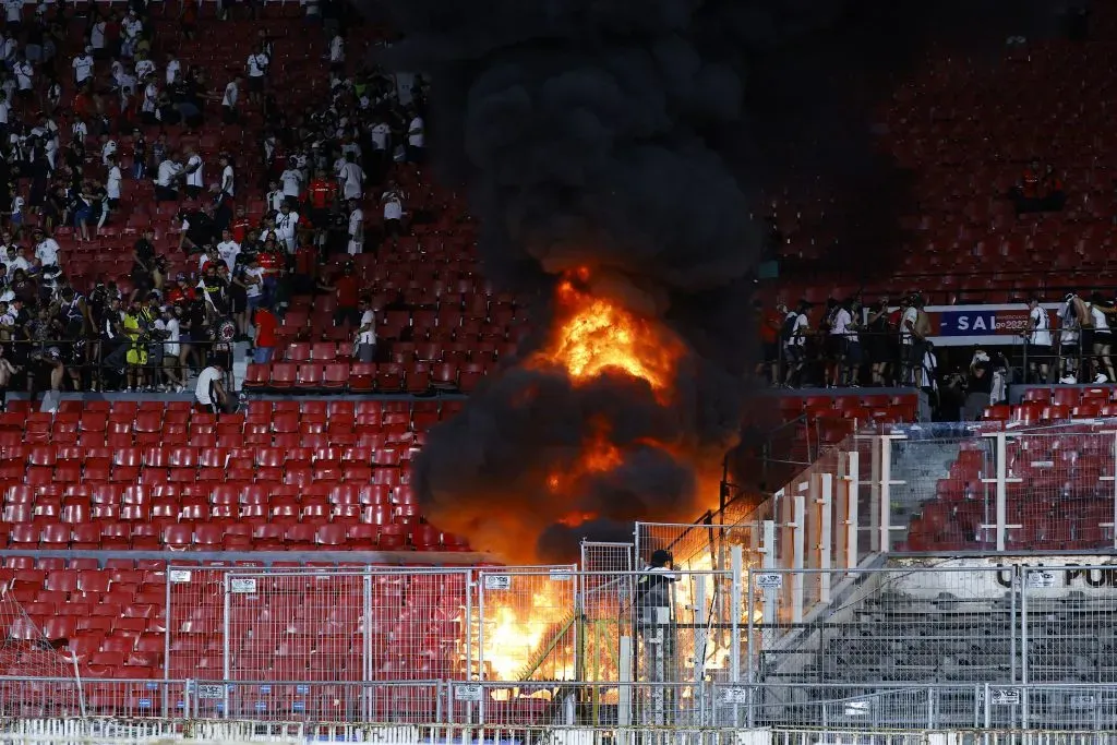 El sector norte del Estadio Nacional terminó con algunos asientos quemados. (Marcelo Hernandez/Photosport).