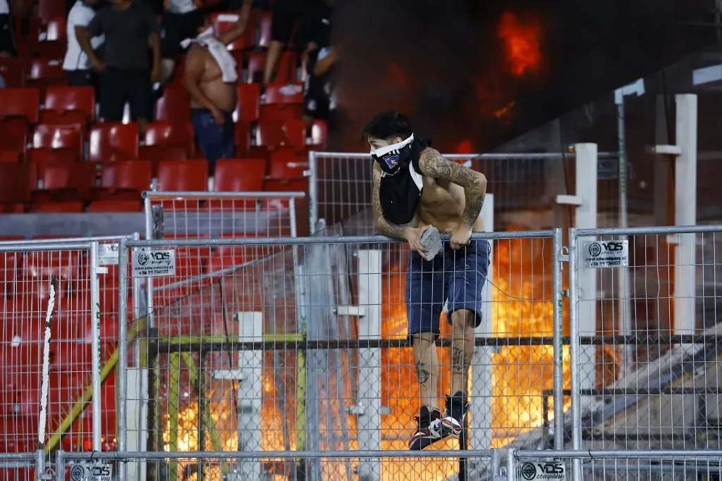 Otra imagen de los incidentes en el Estadio Nacional durante la Supercopa. (Marcelo Hernandez/Photosport).