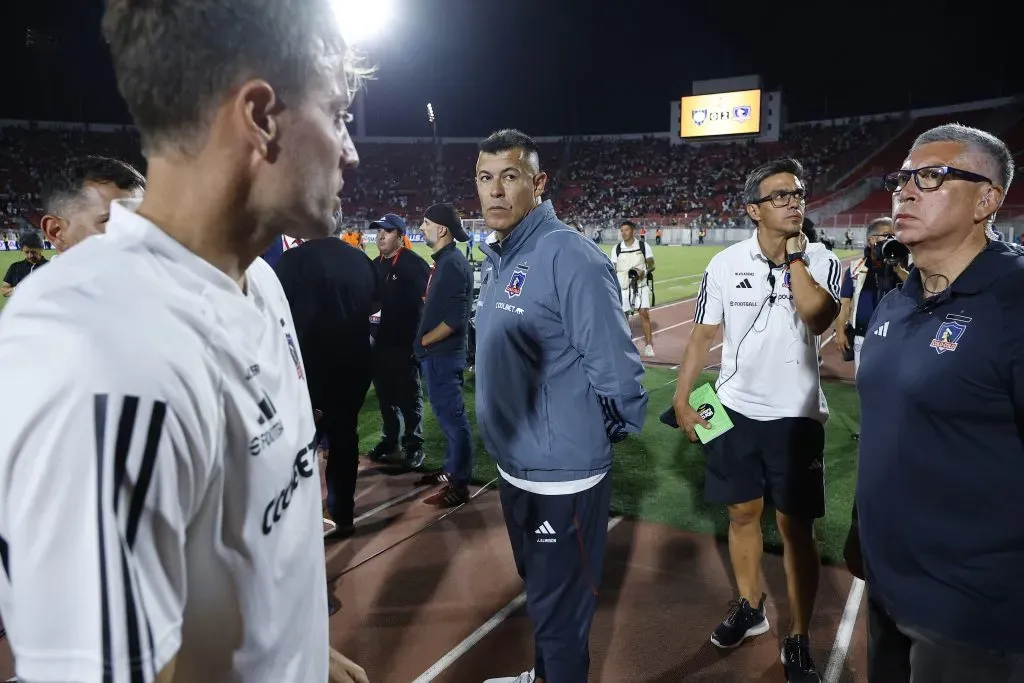 Jorge Almirón mira incrédulo a su alrededor: la Supercopa se suspendió por desórdenes en el Estadio Nacional. (Marcelo Hernández/Photosport).