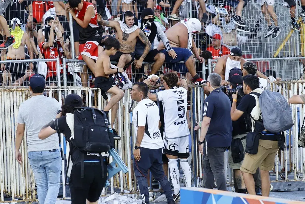 Los jugadores de Colo Colo intentaron calmar a los hinchas que se colaron en la pista atlética del Estadio Nacional | Photosport