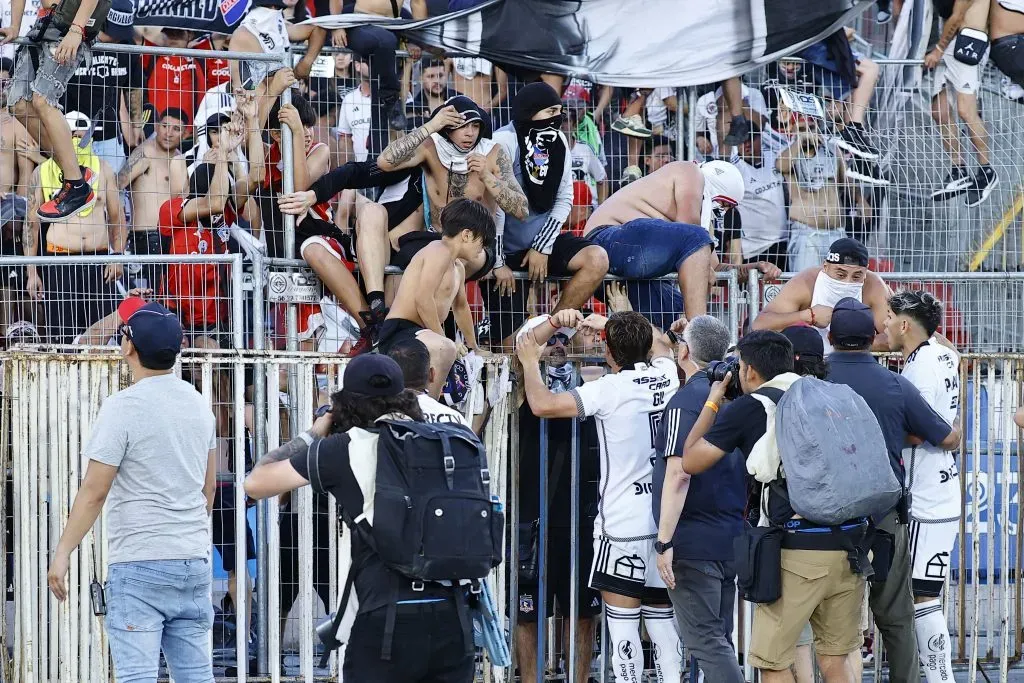 La Supercopa 2024 terminó por el pésimo comportamiento de los hinchas de Colo Colo. | Foto: Photosport.