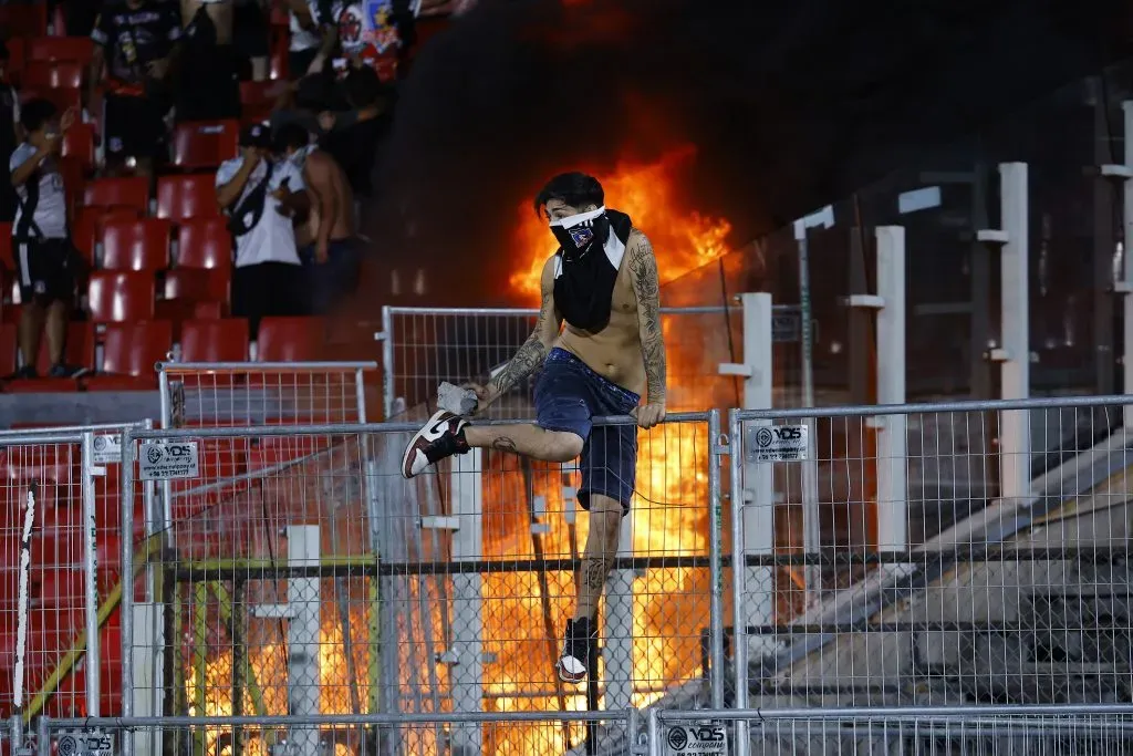 El Nacional incendiado y proyectil en la mano de un hincha: la triste postal del fútbol chileno