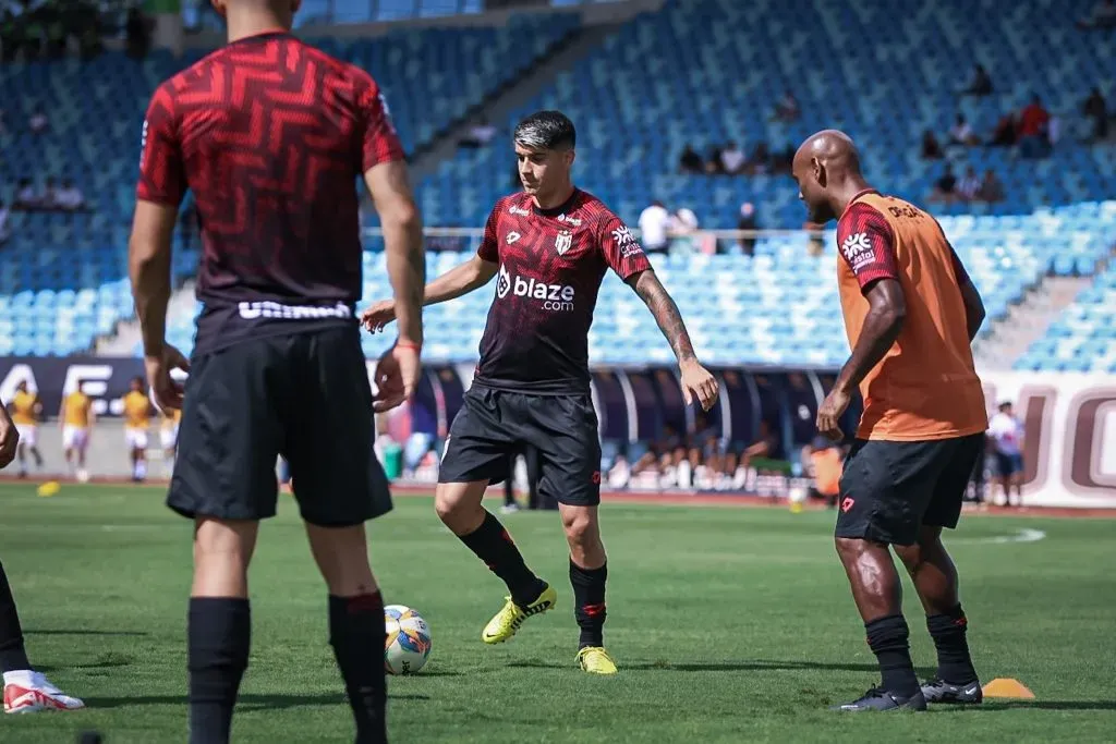 Ángelo Araos volvió a las canchas en Brasil (Ingryd Oliveira/Atlético Goianiense)