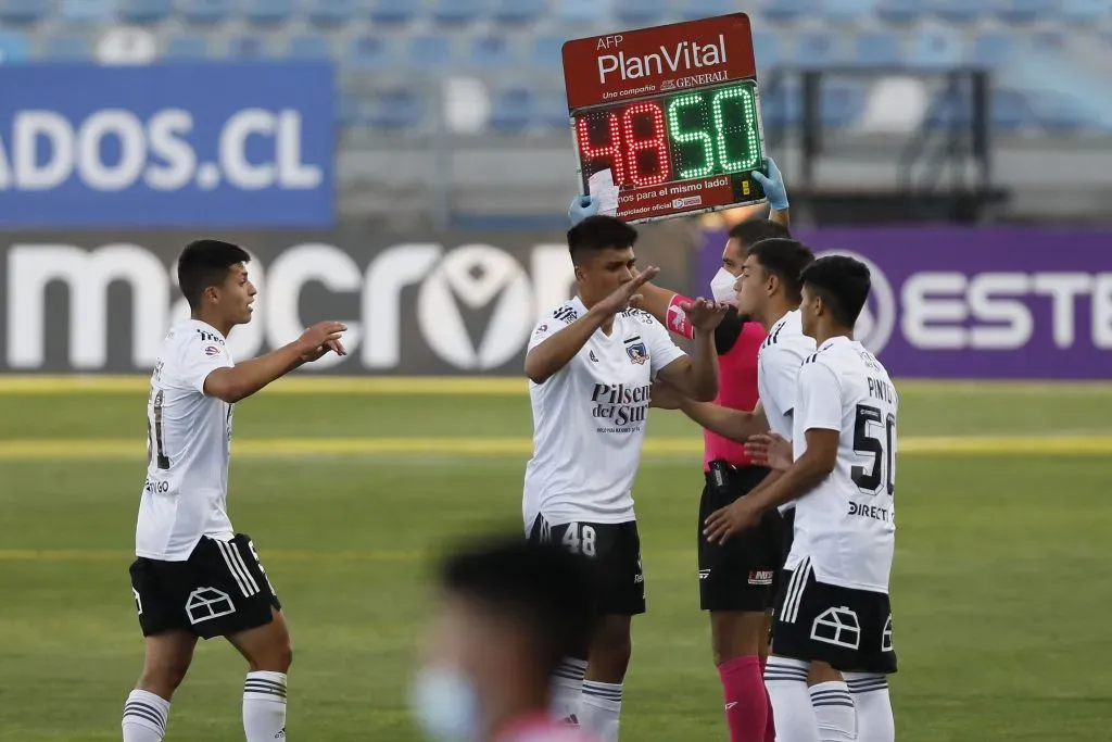 El momento de la salida de Felipe Yáñez ante Auda Italiano. El otro que sale es Damián Pizarro. (Dragomir Yankovic/Photosport).