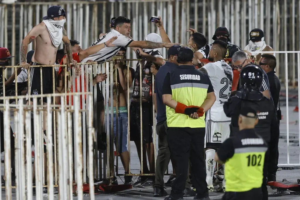 Arturo Vidal intentó calmar los ánimos de quienes interrumpieron el partido. (Felipe Zanca/Photosport).