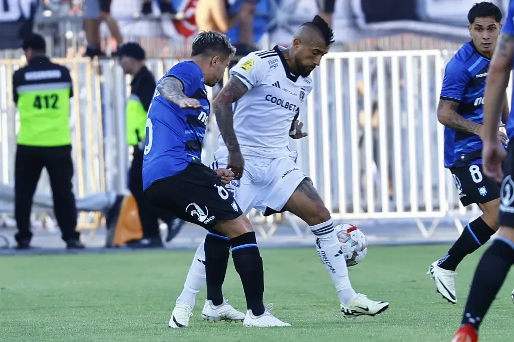 Arturo Vidal en acción ante Huachipato: protege el balón ante Claudio Sepúlveda. (Marcelo Hernandez/Photosport).