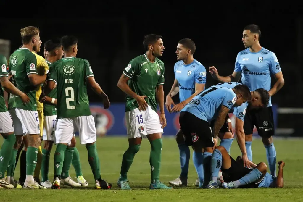 Tendido en el suelo quedó Fernández tras la tremenda patada sufrida | Photosport