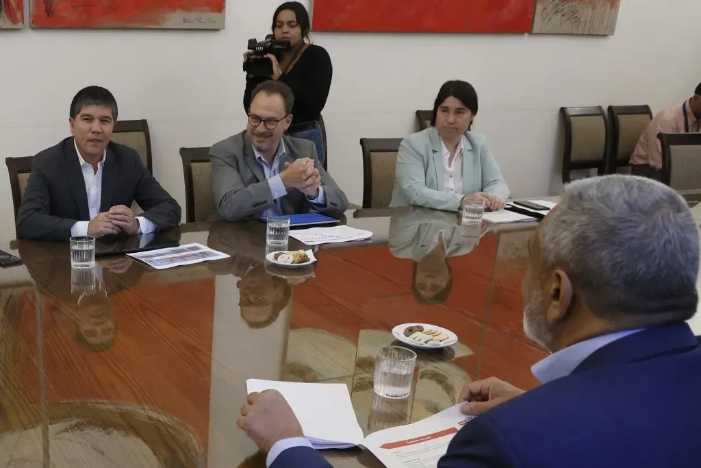 El subsecretario del Interior, Manuel Monsalve se reúne con el presidente de la ANFP, Pablo Milad, y la Jefa de Estadio Seguro, Pamela Venegas. Foto: Dragomir Yankovic/Aton Chile